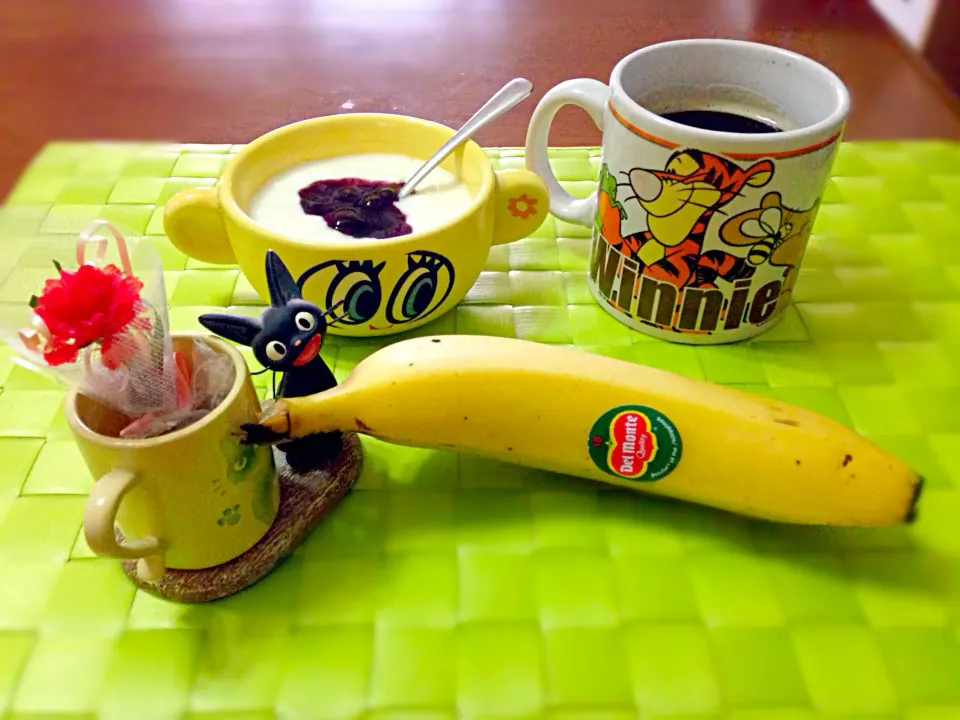 Snapdishの料理写真:バナナ🍌＆🍇ヨーグルト☕️|マニラ男さん