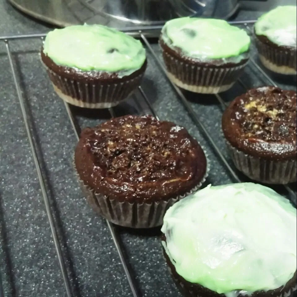 chocolate cupcakes with soft cookie base, marshmallow center n top with peppermint cream cheese

 #chocolatecupcakes #cupcakes #cookied #marshmallow #peppermint|dotdotdotx2さん