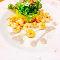 Sauteed Alaskan side stripe shrimp, celery green chili grits, local red and green romaine lettuce, and black bean vinaigrette|Ryan Johannesさん