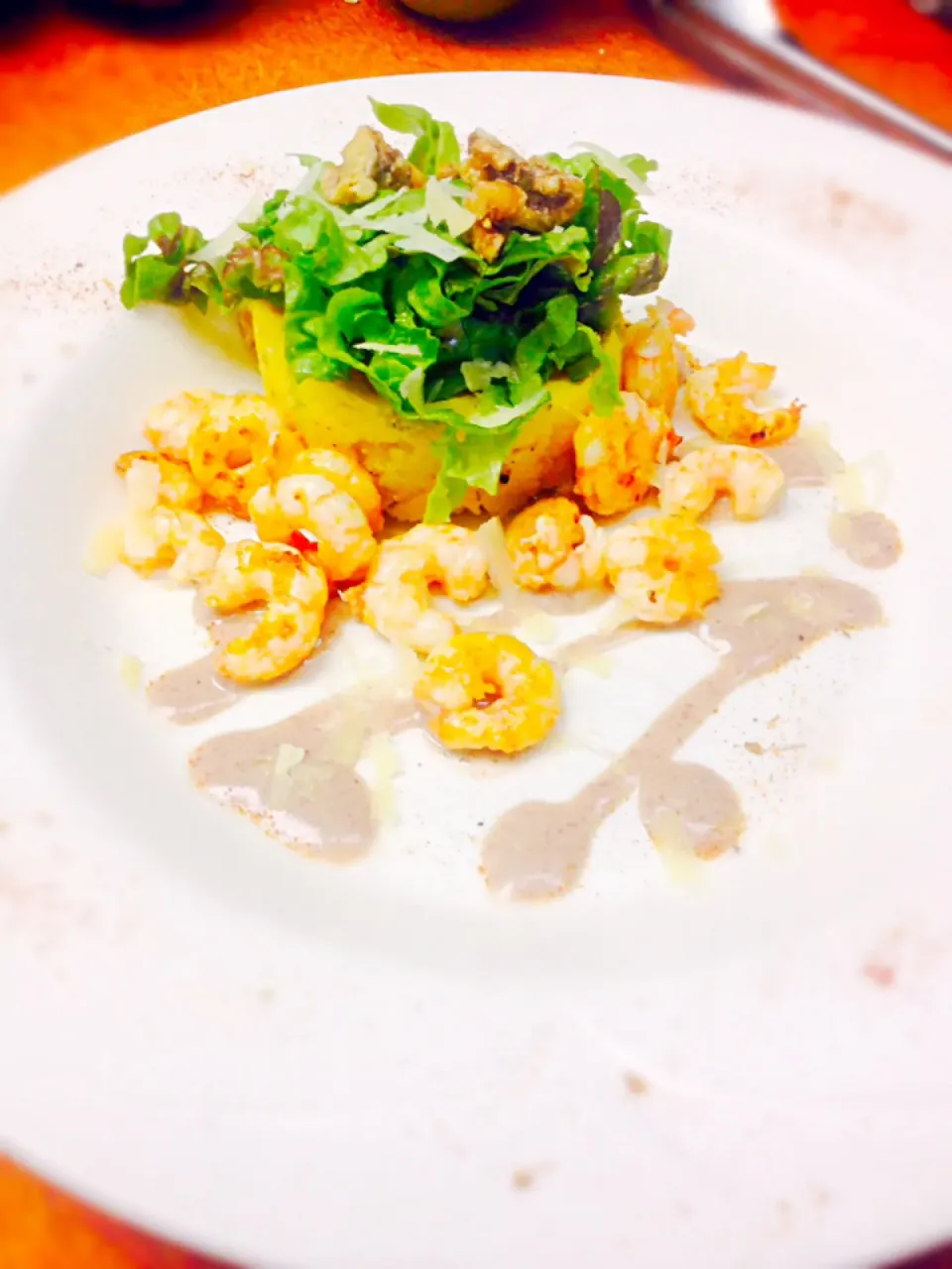 Sauteed Alaskan side stripe shrimp, celery green chili grits, local red and green romaine lettuce, and black bean vinaigrette|Ryan Johannesさん