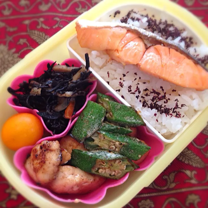 焼き鮭と鶏ささみとオクラのマヨソース炒め弁当|もえさん