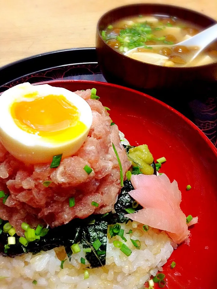 鮪のたたき丼と甘麹入り味噌汁|かずきっちんさん