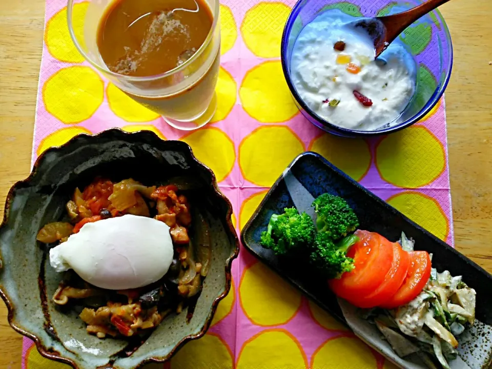 朝御飯   ラタトゥイユのポーチドエッグのせ   ごぼうサラダ  ヨーグルト   アイスカフェオレ|ほたるさん