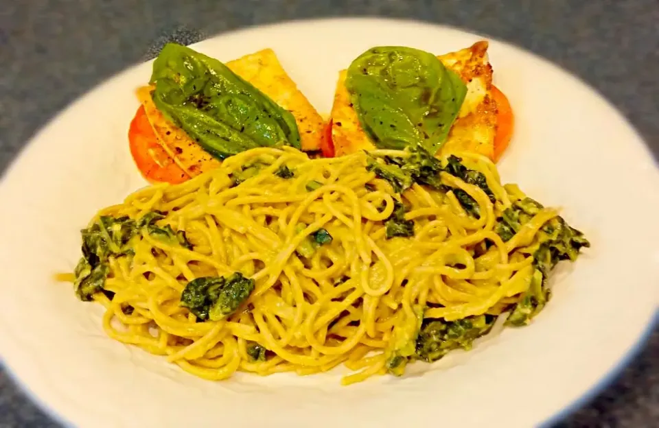 meatless Monday dinner: Vegan caprese salad and creamy  avocado pasta with kale|Jiraphon Gさん