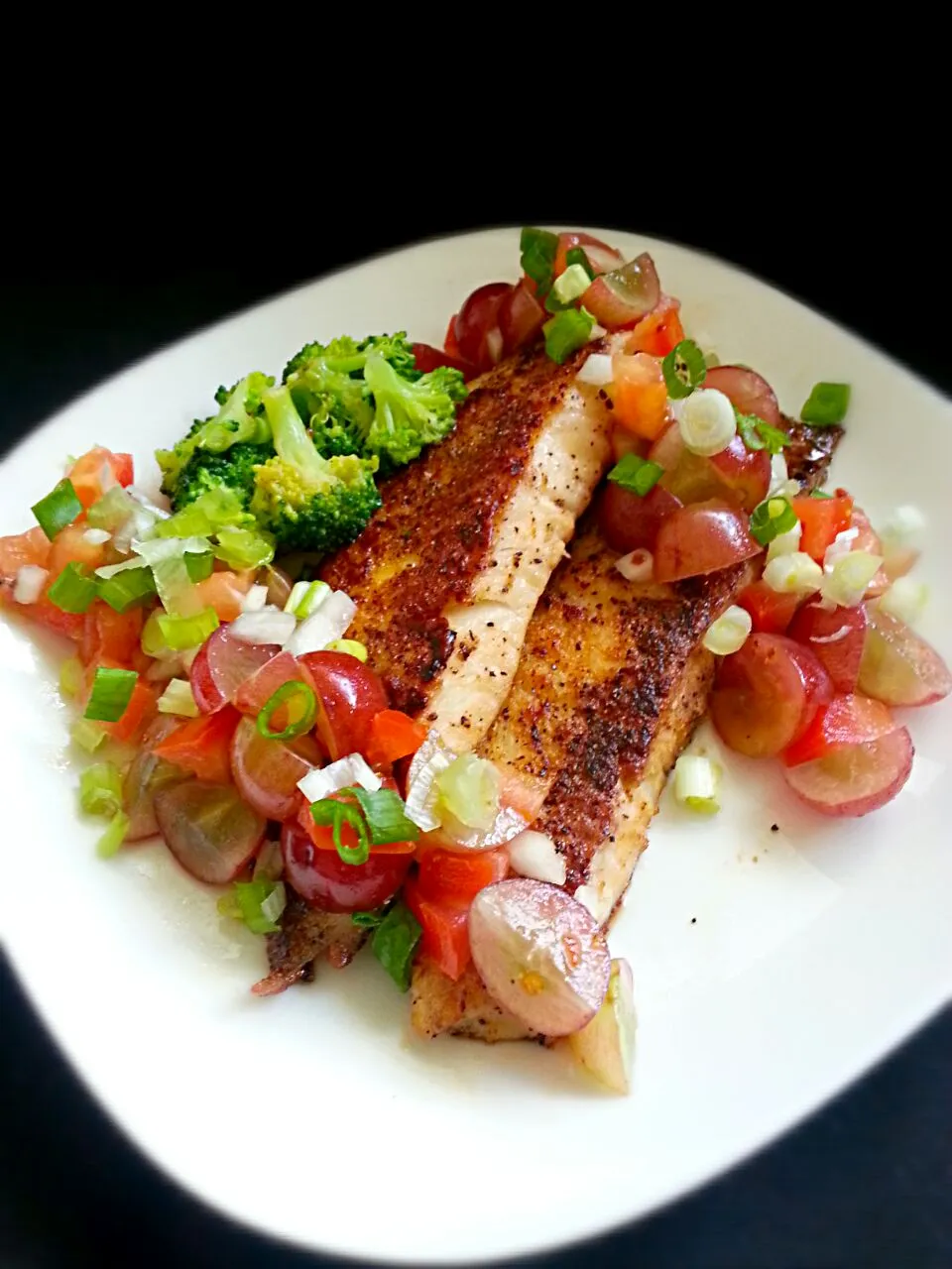 Snapdishの料理写真:Pan seared Tilapia fillet with fruit salsa #tilapia #Dinner #lite|ritaさん