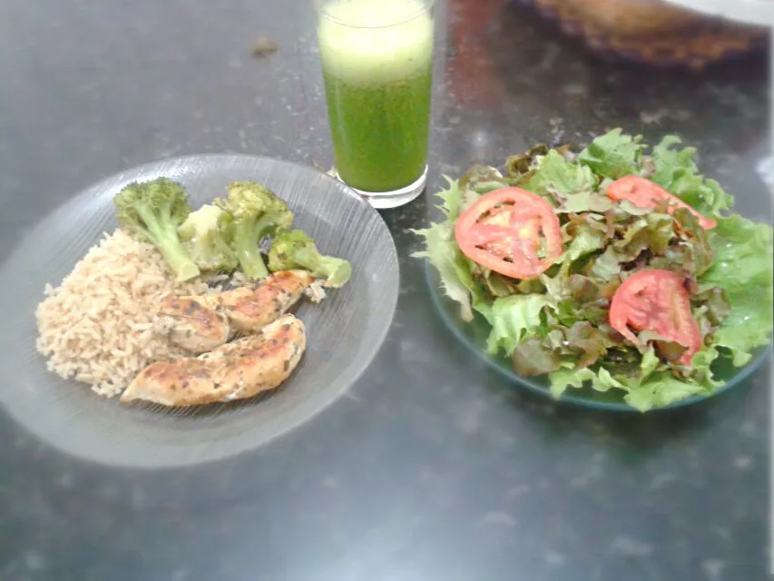 Snapdishの料理写真:21/07/2014 - almoço

frango grelhado + arroz integral + brócolis cozido ao vapor
mix de alface roxa com americana + tomate
suco de laranja + couve|Gabriela Baptistaさん