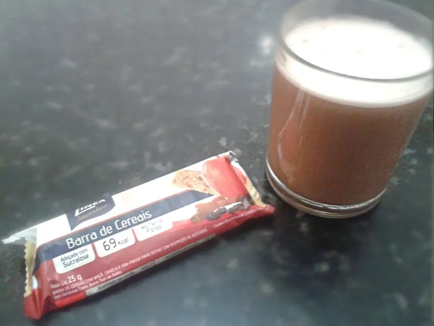 Snapdishの料理写真:21/07/2014 - lanche da tarde

whey de chocolate + barrinha de cereais de maçã, canela e uva-passa|Gabriela Baptistaさん