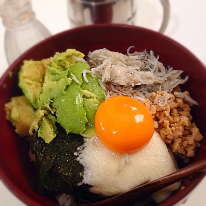 テレビでとびっちょをやってたのでお家でしらす丼！ネバネバver.|NanaMOさん