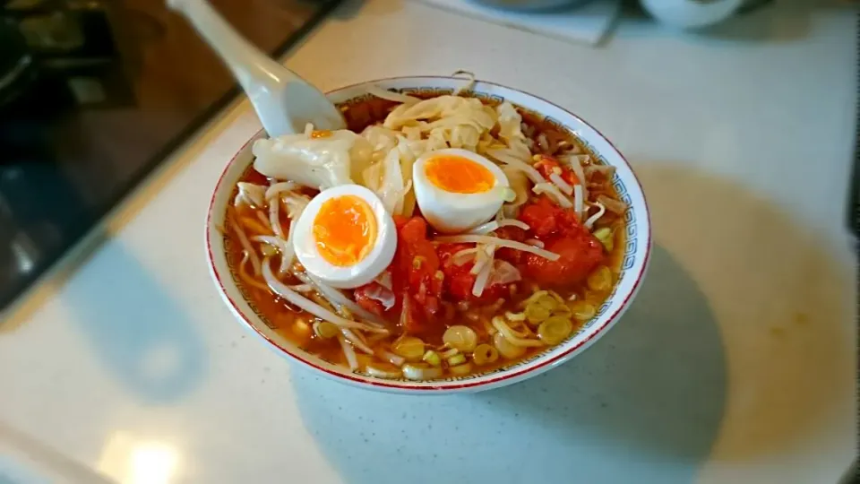 トマト醤油ラーメン！
余った鶏ガララーメンスープで
この前は塩で今日は醤油を作りました。|Hirokazu Wakeさん