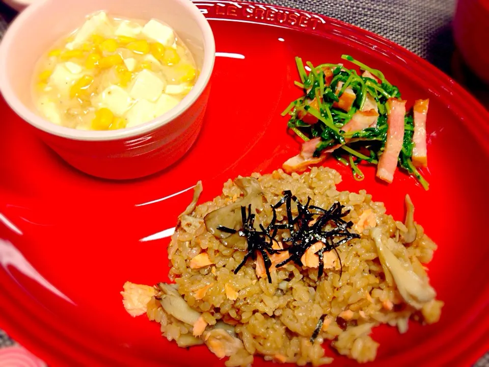 鮭と舞茸の炊き込みご飯、ベーコンと豆苗の炒め物、豆腐とコーンのとろとろ餡|メグさん