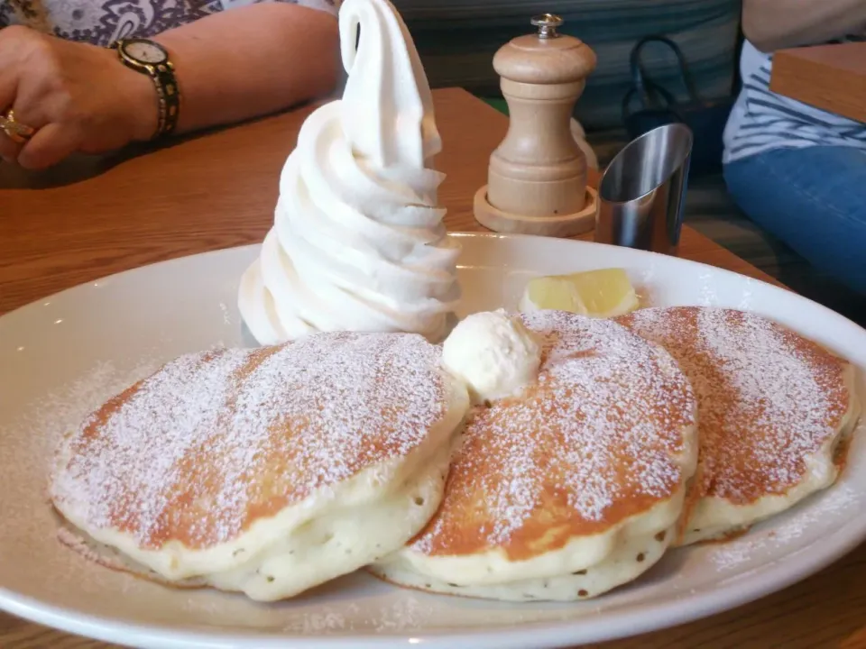 ラナイカフェのでパンケーキ３枚でソフトクリームのせ󾌳|こやっこさん