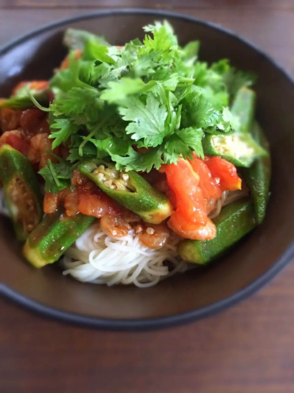 オクラとトマト、干し海老のベトナム風素麺|オルソさん