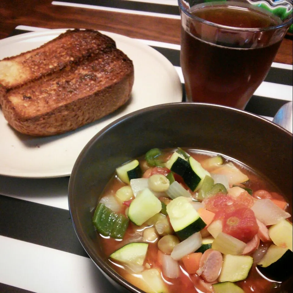 ブランチ。トーストしすぎた大豆粉入りパン、ミネストローネ。|ぴらさん