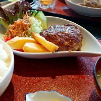 Snapdishの料理写真:ハンバーグ定食|Tetsuya Cheol Kimさん