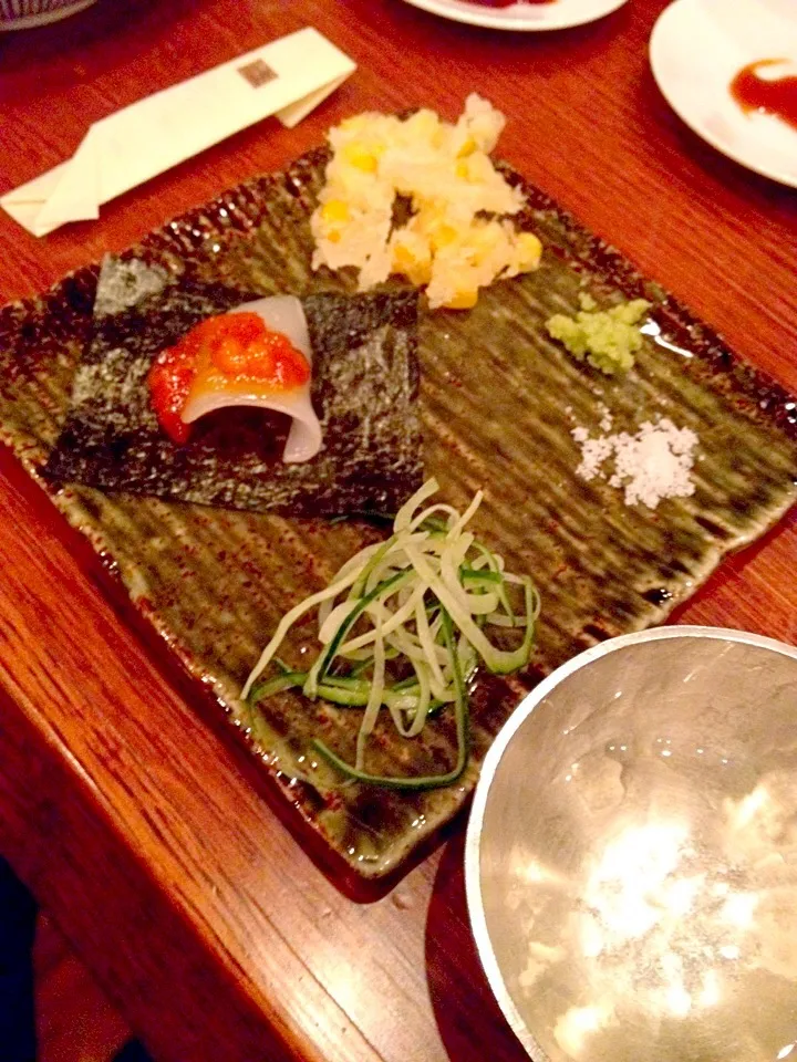 Snapdishの料理写真:トウモロコシのかき揚げとイカ塩雲丹巻きで日本酒|masahiroさん