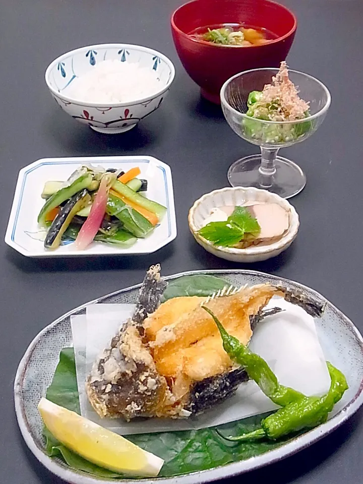 Snapdishの料理写真:今晩は、おこぜ姿揚げ、夏野菜の浅漬け 茄子 胡瓜 人参 茗荷 生姜、オクラのおかか和え、カツオ生節、茄子の味噌汁、ご飯

姿の醜悪さはすざまじいのに、味は絶品でふぐに似た白身魚のオコゼ君。油との相性も良くいので姿揚げにしたら、迫力ある一皿になりました(*^^*)
カツオは娘のお土産。
浅漬けに薬味をたっぷり入れてパリパ|akazawa3さん