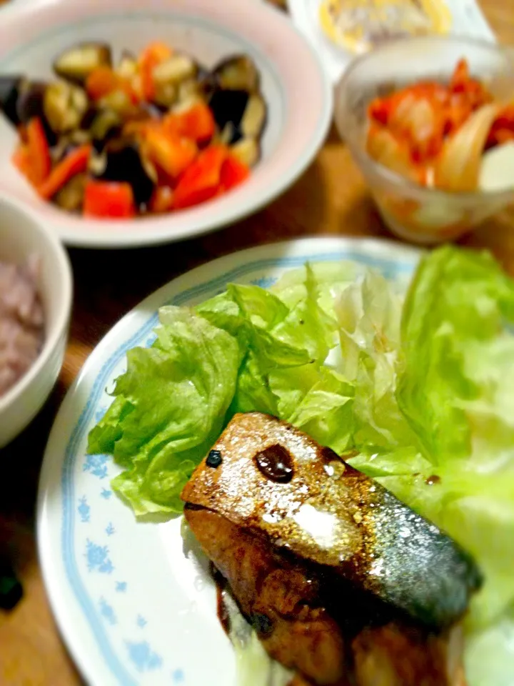 Snapdishの料理写真:7/22 ハマチのにんにくバター醤油焼, トマトと茄子のポン酢サラダ，キムチ納豆|kykyさん