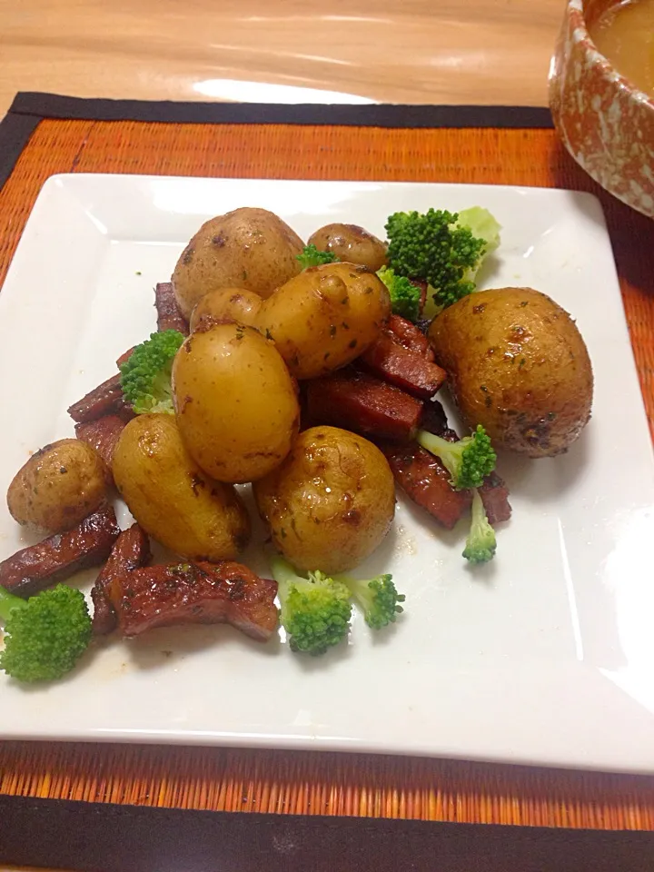 まるごとじゃがいもとベーコンのニンニク醤油バター炒め|ちかこさん