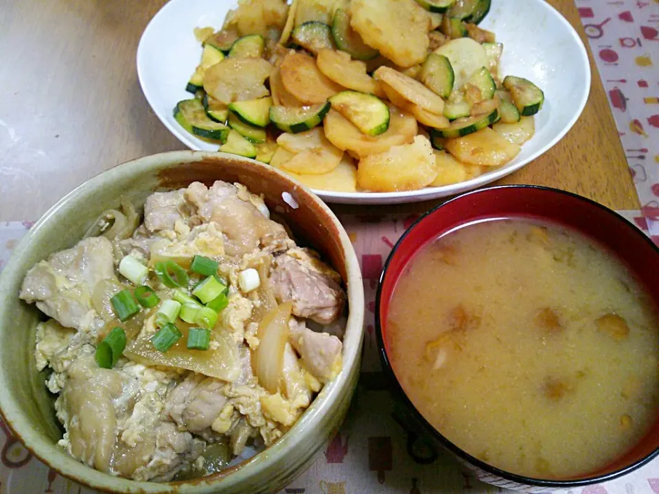 ７月２２日 親子丼 ズッキーニとじゃがいもの炒め物 お味噌汁|いもこ。さん