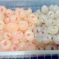 Jewel Jelly ขนมสมัยคุณแม่ที่ได้รับความนิยมจนถึงปัจจุบัน ด้วยจุดเด่น คือ สีสันที่สวยงาม และความง่ายของการทำ เนื้อลำไยไร้เม็ดเข้ากันได้ดีกับวุ้นกรุบกรอบด้านใน|Nathathai B. Chaiyameeさん