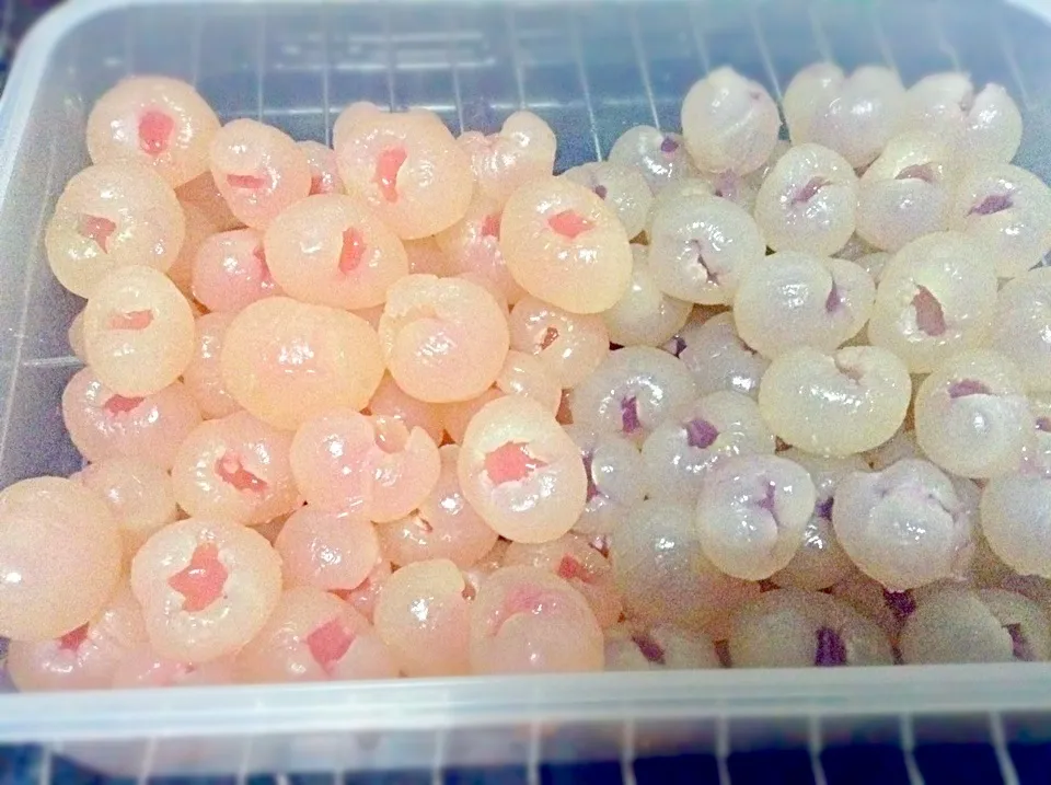 Jewel Jelly ขนมสมัยคุณแม่ที่ได้รับความนิยมจนถึงปัจจุบัน ด้วยจุดเด่น คือ สีสันที่สวยงาม และความง่ายของการทำ เนื้อลำไยไร้เม็ดเข้ากันได้ดีกับวุ้นกรุบกรอบด้านใน|Nathathai B. Chaiyameeさん