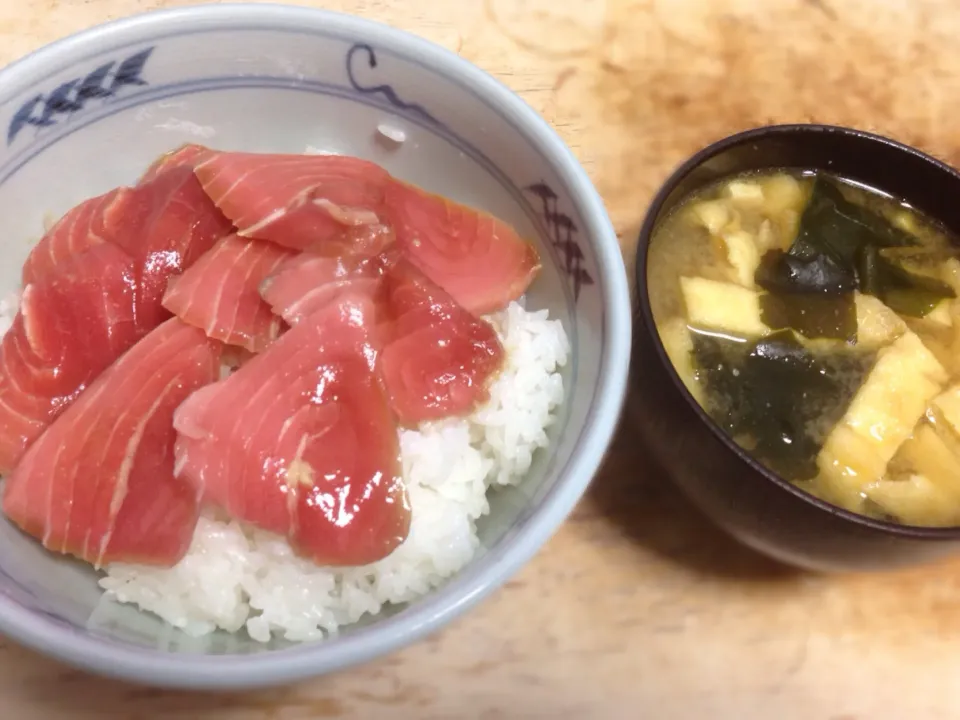 Snapdishの料理写真:simple漬け丼＆揚げの味噌汁|平大さん