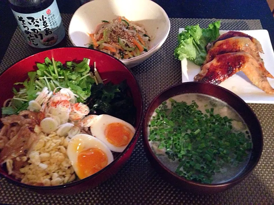 豚生姜焼のせ冷やしぶっかけ蕎麦、オクラと豆腐の味噌汁、手羽先ガーリックグリル、ナムルサラダ|ayumiさん