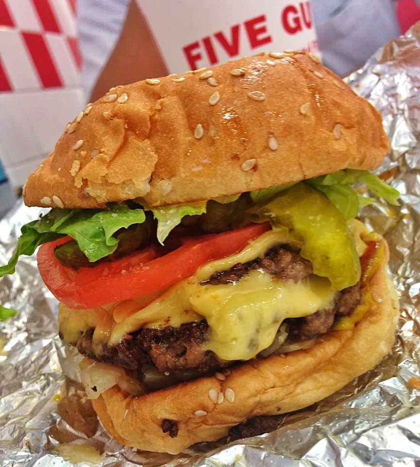 今回初バーガー！ココのはエエ感じの肉肉しさやなぁ。|たけうちさん