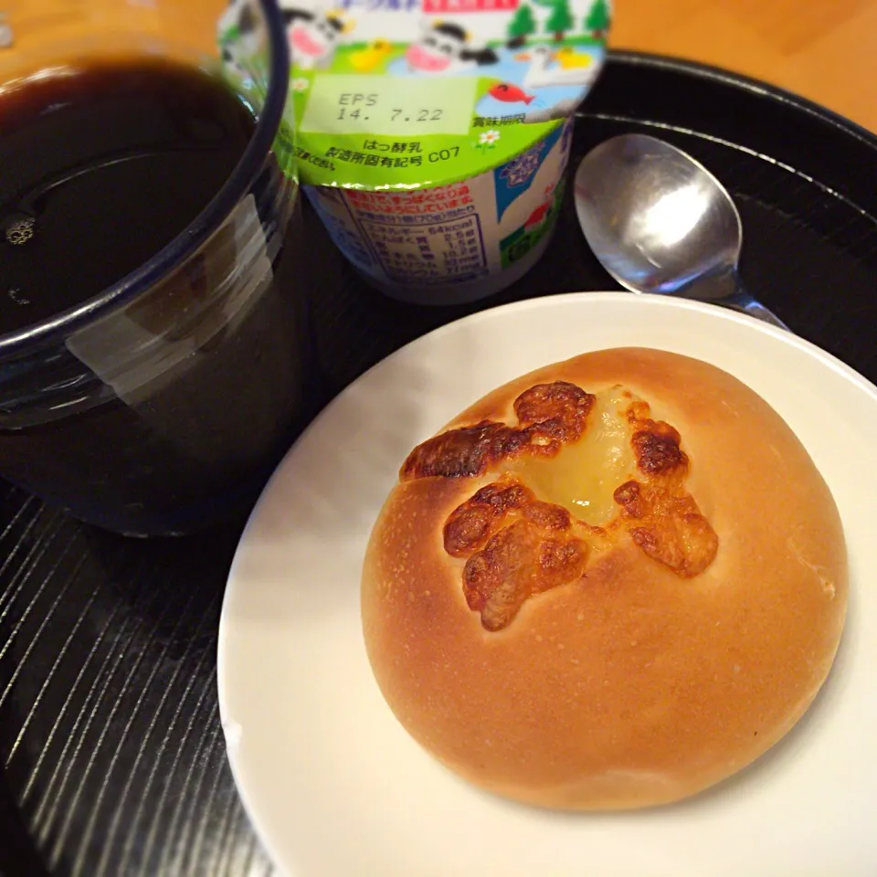 チーズパン ヨーグルト アイスコーヒー|さるさん