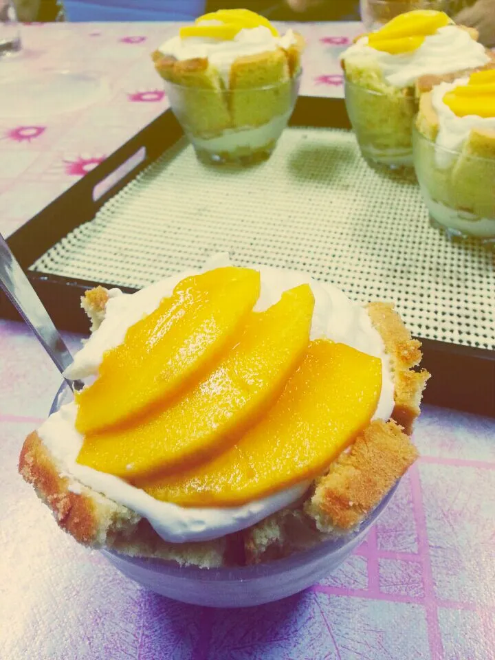 Vanilla Pound Cake with Mango slices and cream|Nura Hazさん