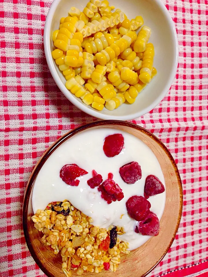 ヨーグルトかけグラノーラ＆茹でとうもろこし|お料理Pさん