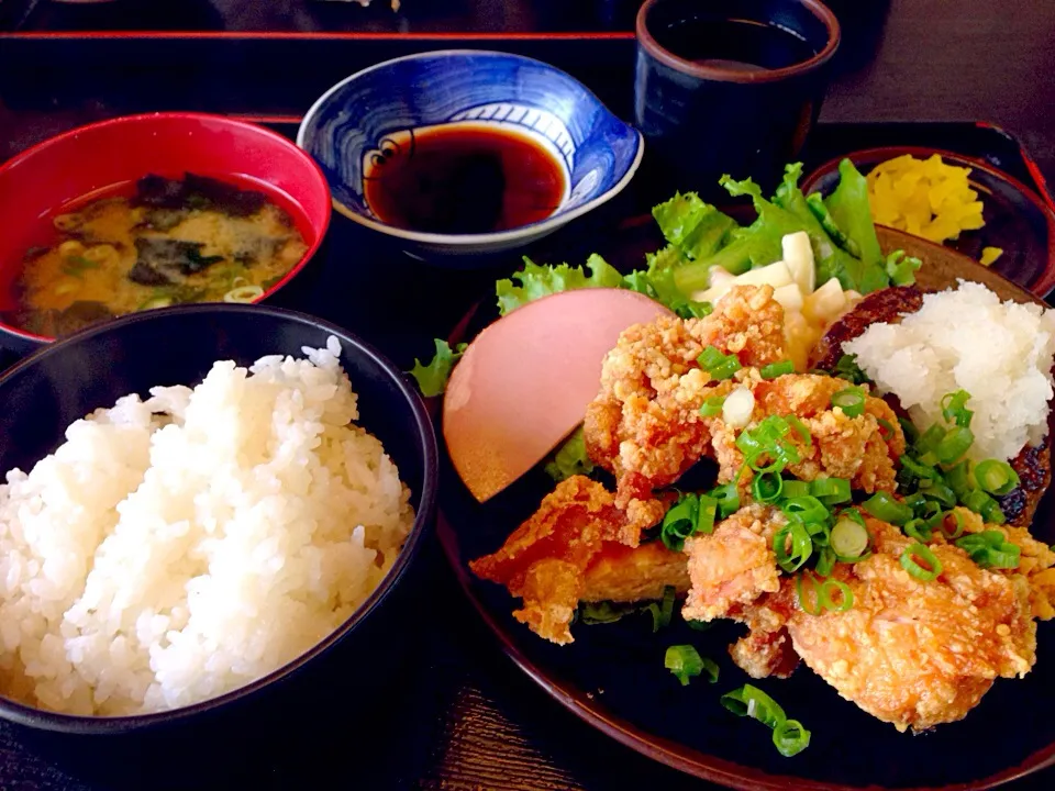 Snapdishの料理写真:ハンバーグ唐揚げ定食650円＠京都|take7887さん