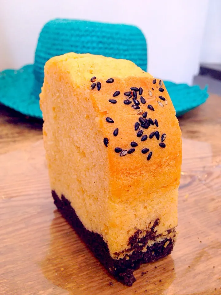 自由が丘ピカソル🌟本日のパウンドケーキのひとつ。黒ゴマきな粉❀.(*´◡`*)❀.ごくごくあっさりの甘さのケーキ。きな粉と濃い黒ゴマの優しいオヤツ。|Kumi_loveさん