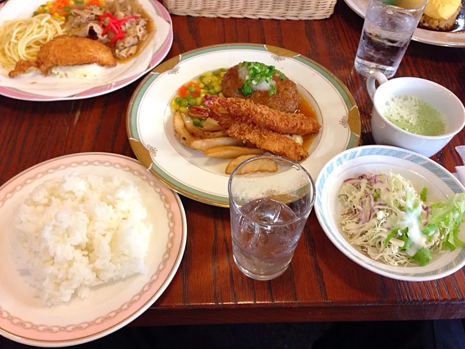 ハンバーグと海老フライランチ＼(^o^)／|すかラインさん