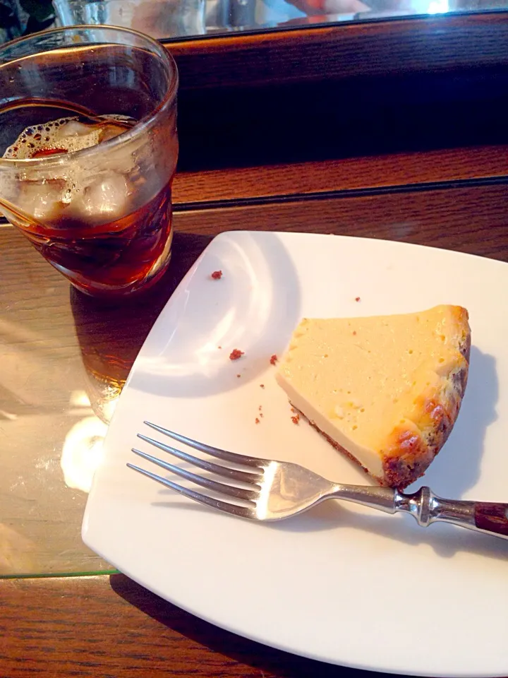 クリームチーズケーキを食べながら、アイスコーヒーを飲むと、カフェオレあじになった！|Fumieさん