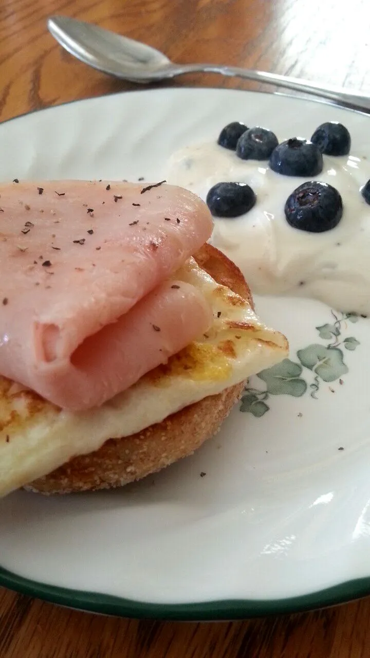 organic turkey
whole wheat muffin
fried egg
chobani vanilla
blueberries
#Healthy|Maranda Sippelさん