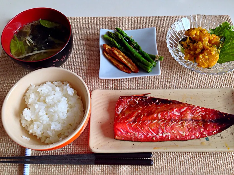 鯖の味醂干し アスパラお浸し 甘辛牛蒡フライ かぼちゃのマリネ さやえんどう若芽えのきの味噌汁|にゃろめさん