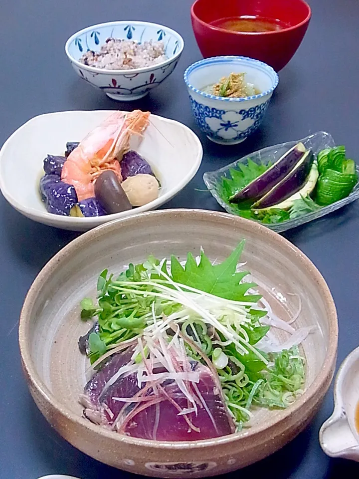 今晩は、かつおたたき野菜いろいろ 橙ポン酢、 海老と茄子の丸炊き、水茄子浅漬け 蛇腹胡瓜、こんにゃく素麺 薬味 すり胡麻、いんげんの味噌汁、雑穀ご飯

今日は24節気の大暑。暑かったですね。さっぱりと夏の晩御飯です。
鰹のたたきも自分で作りたいですが、今日はお店焼きの物。薬味と野菜いっぱいで鰹が美味しい事！
甘八方でゆ|akazawa3さん