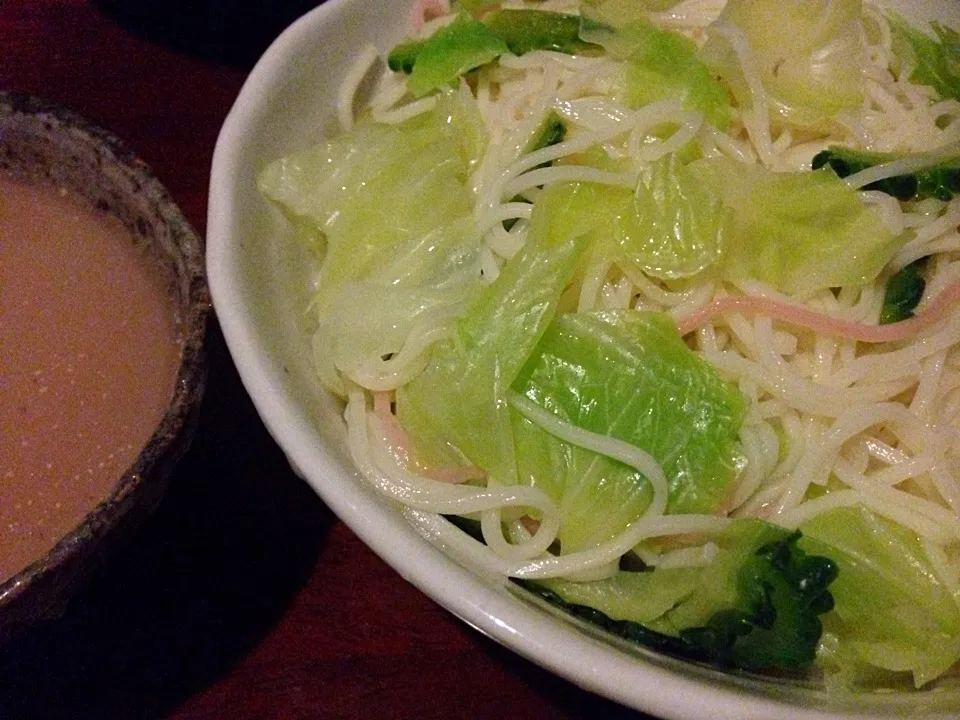 男飯63 暑い日は冷やしそーめん 一緒にゴーヤとキャベツも茹でて冷やしてくるみ味噌つゆで(^^)y|Takashi Nakazawaさん