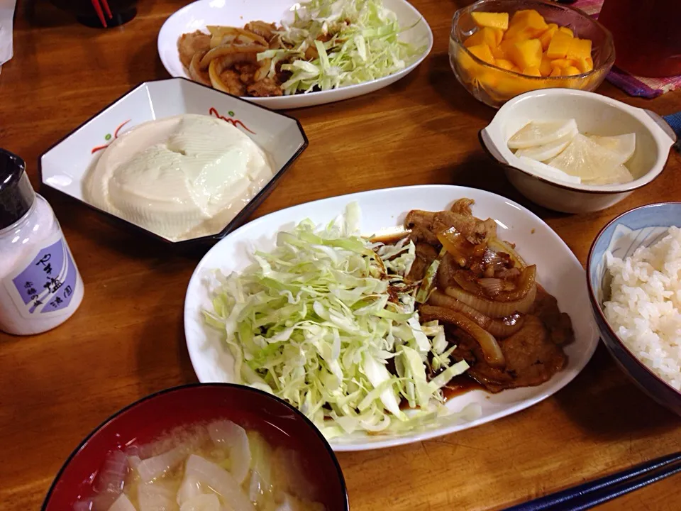 Snapdishの料理写真:豚生姜焼き、枝豆奴、味噌汁、マンゴー＼(^o^)／|すかラインさん