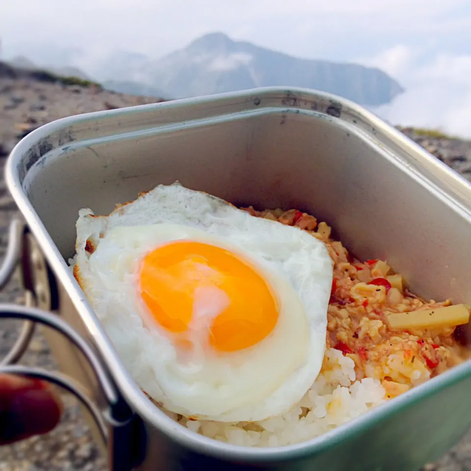 山でガパオライス♪バックの山は常念岳です♪(´ε｀ )|ラー山さん