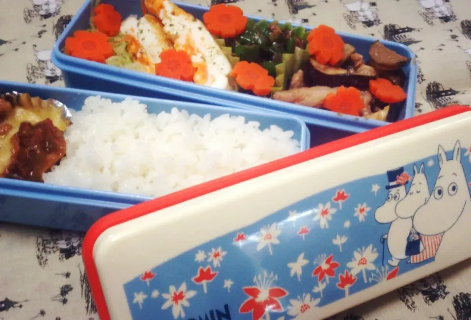 お弁当7/23
ごはん、カレーのチーズ焼き、マーブル玉子焼き、豚肉となすの味噌炒め、ピーマンのおかか和え、ゆで野菜(キャベツ、にんじん)|さっちんさん