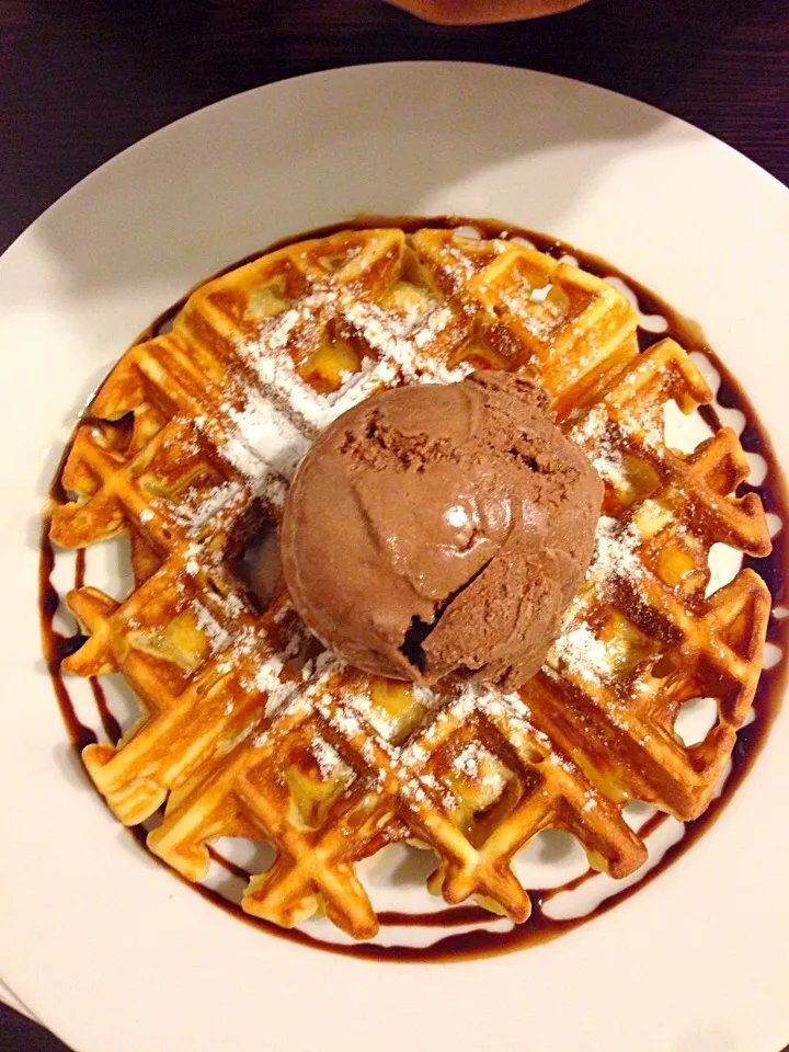 Belgian waffles with chocolate ice cream|hweeyhさん