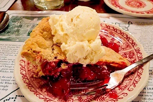 Cherry Pie with Vanilla Bean Ice Cream🍧|desireeさん