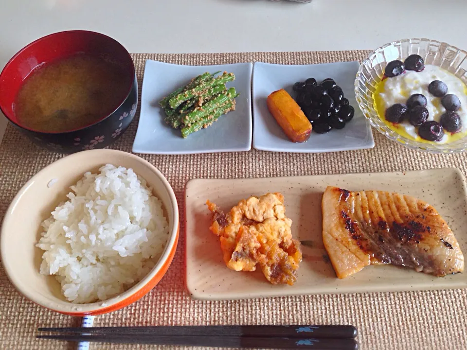 Snapdishの料理写真:めかじき味噌漬 豚のスパイシー唐揚げ いんげん胡麻和え 黒豆 大学芋 蜆の味噌汁 ヨーグルトwithブルーベリー|にゃろめさん