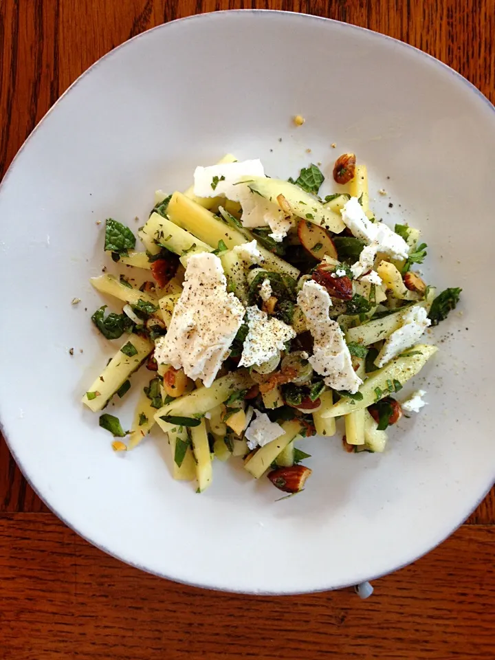 raw summer squash and feta salad|Matthew Cashenさん