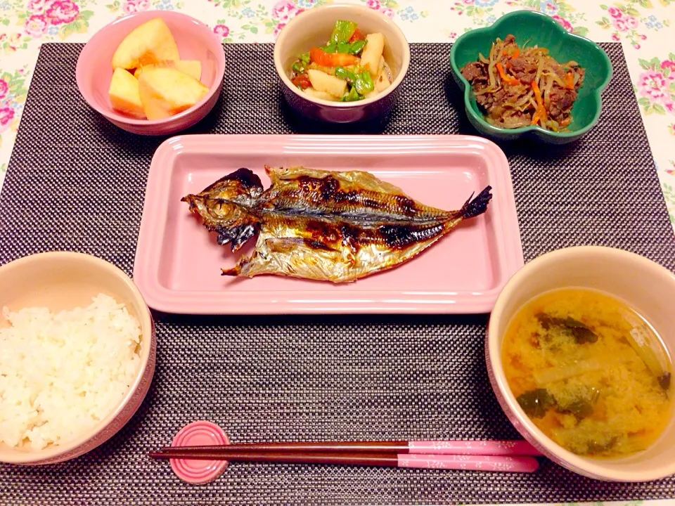 Snapdishの料理写真:鯵の開き、肉野菜炒め、ネバネバサラダ、桃|メグさん