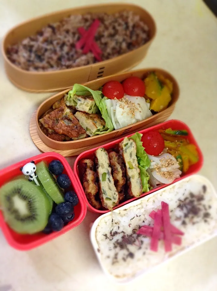 Today’s lunch box. JKがどうしてもズッキーニを食べようとしないので、細かく刻んでチキンバーグの中にw ふふふこれなら残せまい！|hoppycowさん