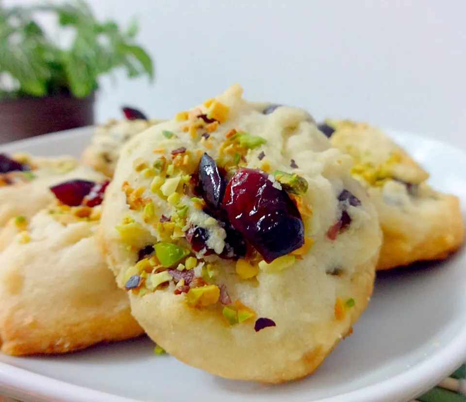 Snapdishの料理写真:Cranberry Pistachio Shortbread Cookies|Mich Liowさん