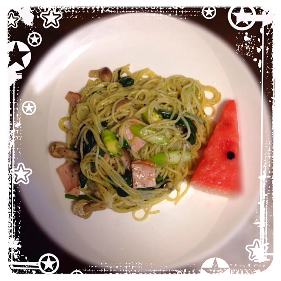 Basil spaghetti with ham, mushroom, spinach and asparagus with watermelon side dish|Yuan Sottoさん